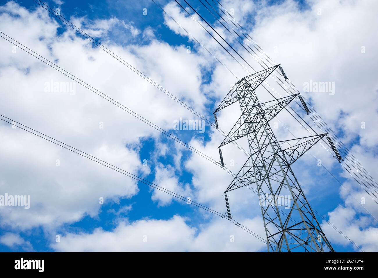 Newburn Royaume-Uni: 24 mai 2021: Terres agricoles inondées au récif de Throckley (Reigh), dans le nord de l'Angleterre. Terrain inondé de pylônes électriques Banque D'Images