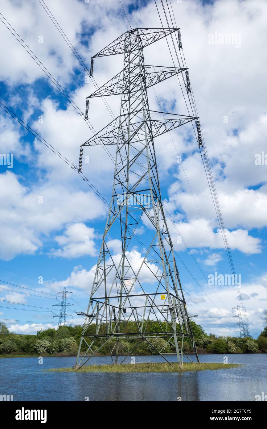 Newburn Royaume-Uni: 24 mai 2021: Terres agricoles inondées au récif de Throckley (Reigh), dans le nord de l'Angleterre. Terrain inondé de pylônes électriques Banque D'Images