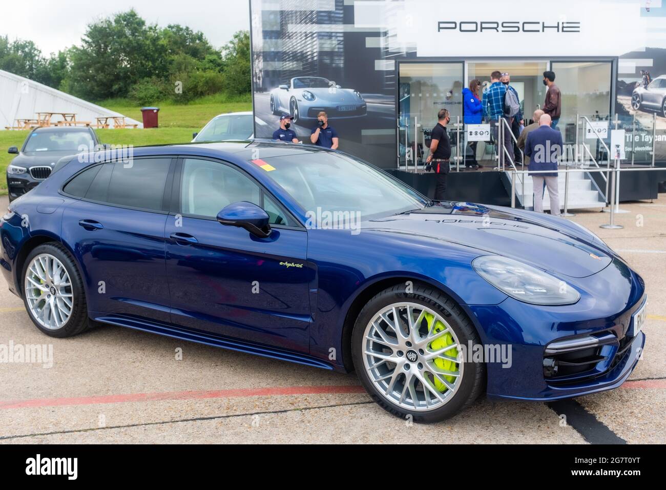 Porsche Panamera Turbo S Sport Turismo E-Hybrid in Gentian Blue, Millbrook Test Track, Bedfordshire, Royaume-Uni Banque D'Images