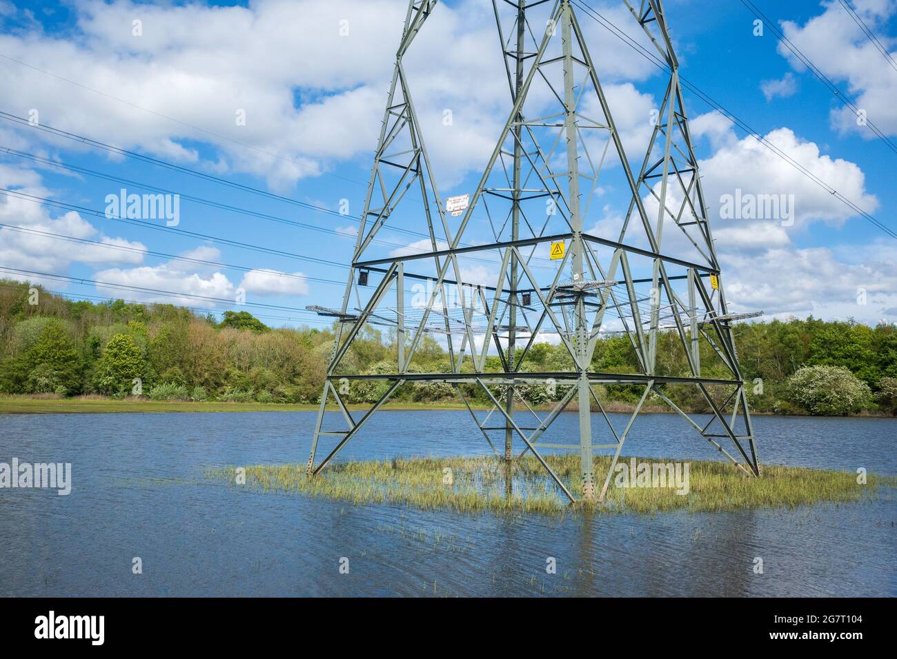 Newburn Royaume-Uni: 24 mai 2021: Terres agricoles inondées au récif de Throckley (Reigh), dans le nord de l'Angleterre. Terrain inondé de pylônes électriques Banque D'Images