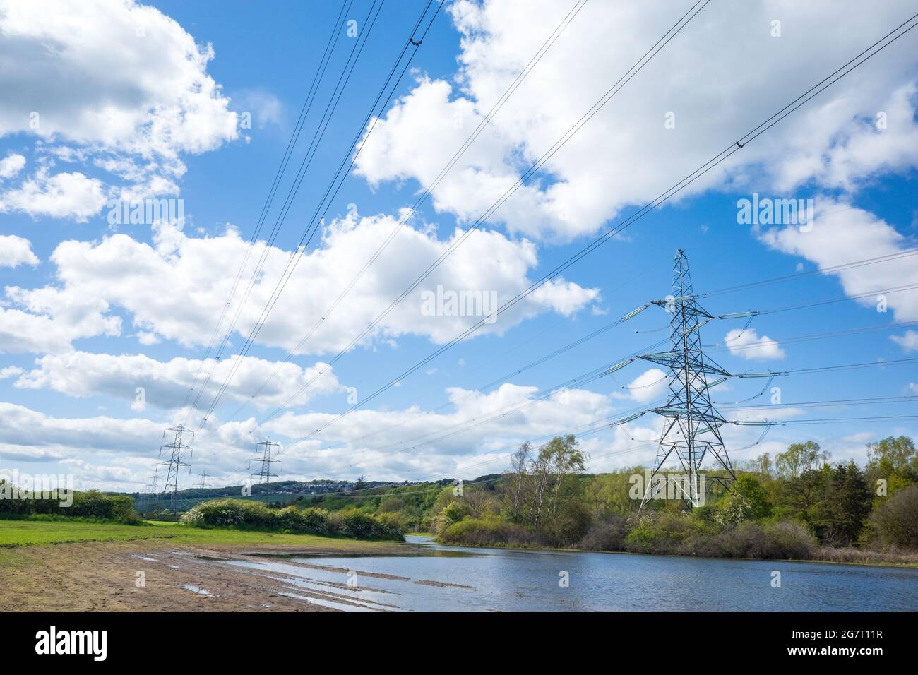 Newburn Royaume-Uni: 24 mai 2021: Terres agricoles inondées au récif de Throckley (Reigh), dans le nord de l'Angleterre. Terrain inondé de pylônes électriques Banque D'Images