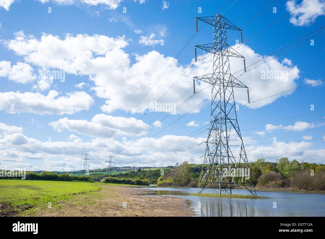 Newburn Royaume-Uni: 24 mai 2021: Terres agricoles inondées au récif de Throckley (Reigh), dans le nord de l'Angleterre. Terrain inondé de pylônes électriques Banque D'Images