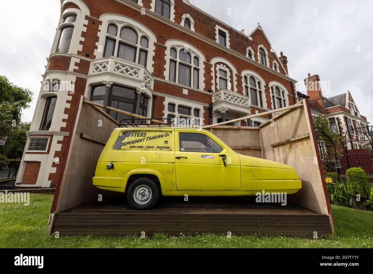 Une réplique reliant Robin voiture appartenant à Del Boy de la série télévisée 'Only Fools and Horses', à Peckham, sud de Londres, Royaume-Uni Banque D'Images