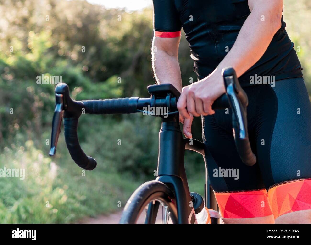 Homme blanc adulte méconnu utilisant le chronomètre de son vélo Banque D'Images