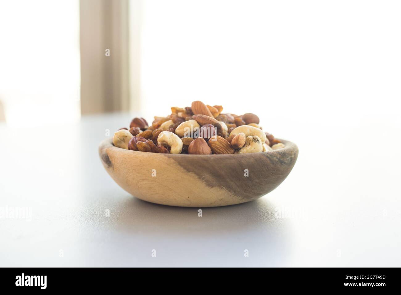 Photo d'un type différent de noix dans une plaque sur une table grise Banque D'Images