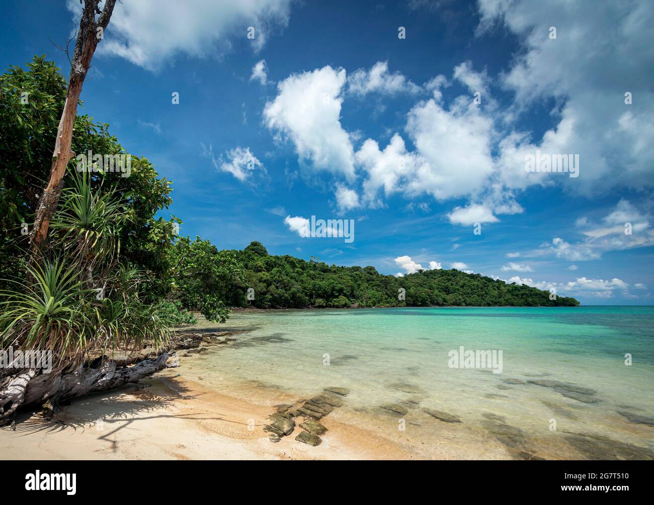 vue sur la plage sur la côte sud de l'île de koh ta kiev près de sihanoukville cambodge Banque D'Images