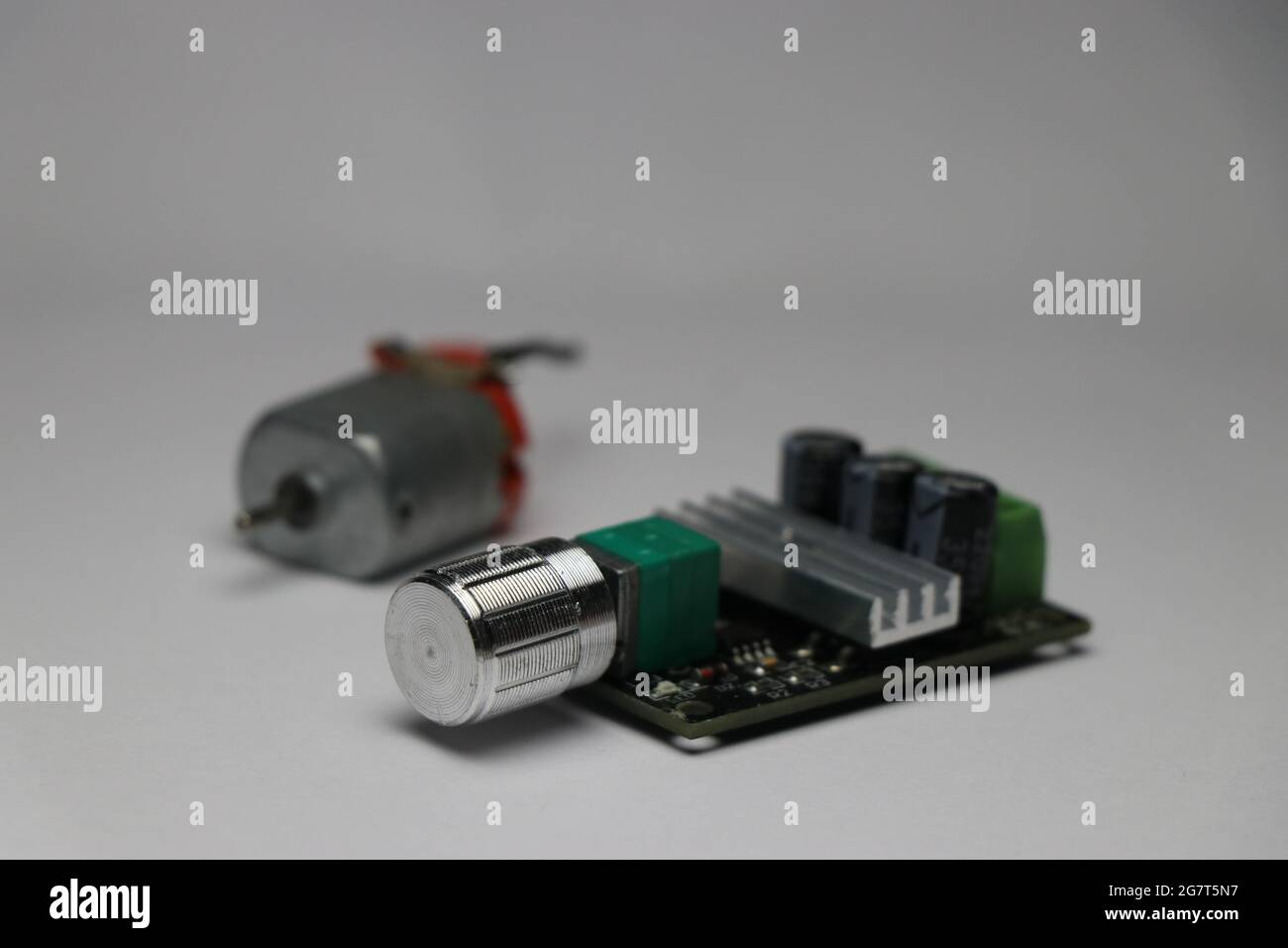 Contrôleur de vitesse pwm du moteur CC avec moteur cc en arrière-plan Banque D'Images