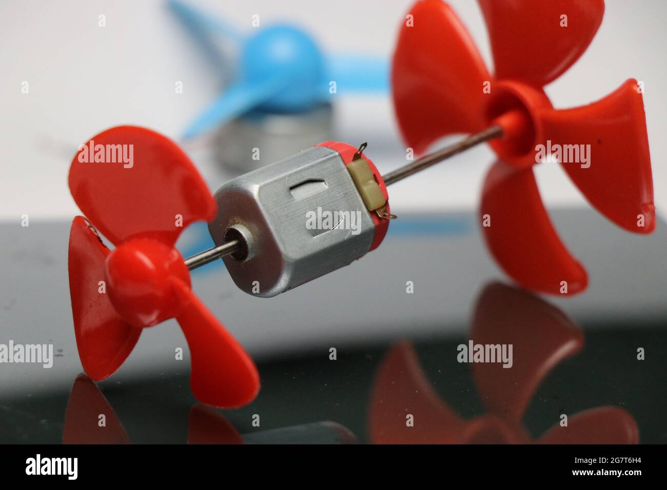 Idée créative avec moteur c.c. à double arbre. Arbre avec hélice pour projets électroniques Banque D'Images