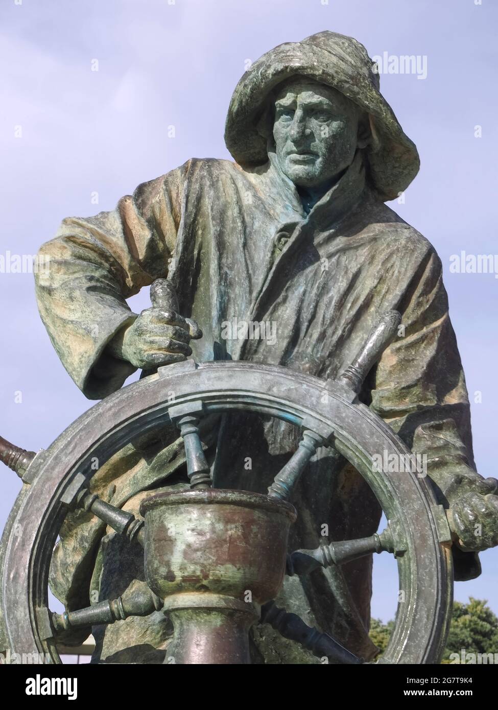 Statue en bronze d'un marin avec une roue Banque D'Images