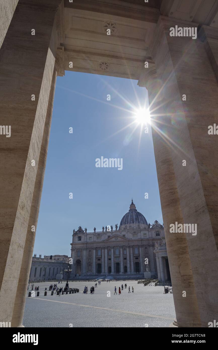 La basilique Saint-Pierre apparaît sous une colonnade dans la ville du Vatican Banque D'Images