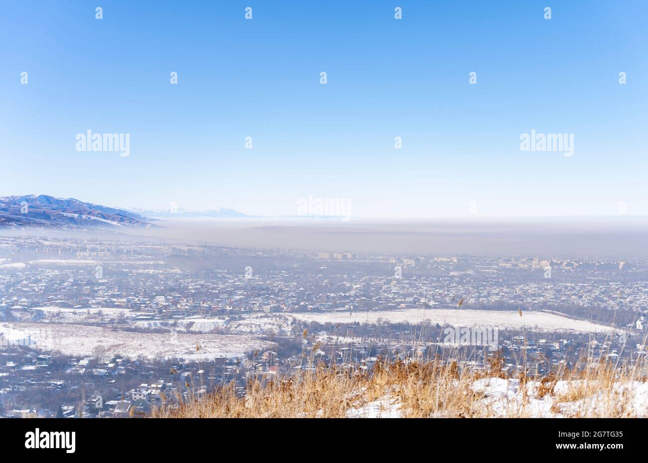 Vue sur la ville d'Almaty et le smog. Almaty, Kazakhstan. Banque D'Images