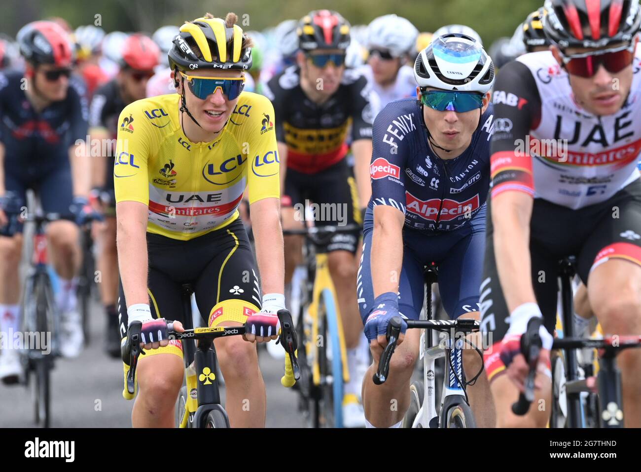 Slovène Tadej Pogacar de l'équipe Emirates des Émirats Arabes Unis portant le maillot jaune de leader dans le classement général et belge Jasper Philipsen d'Alpecin-Fenix Banque D'Images