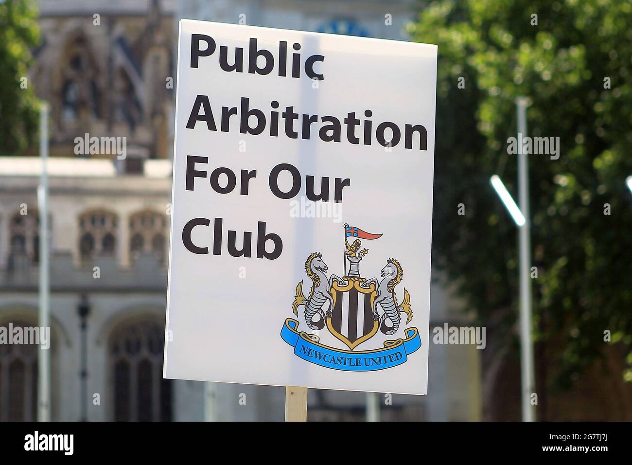 Londres, Royaume-Uni. 16 juillet 2021. Une bannière est visible sur la place du Parlement pour protester contre l'arbitrage public à Newcastle United. Les supporters du club de football de Newcastle United descendent aujourd'hui à Londres pour protester contre la prise de contrôle imminente du club de football de Newcastle Utd. Vendredi 16 juillet 2021. Photo par Steffan Bowen/Andrew Orchard sports Photography/Alay Live News Credit: Andrew Orchard sports Photography/Alay Live News Banque D'Images