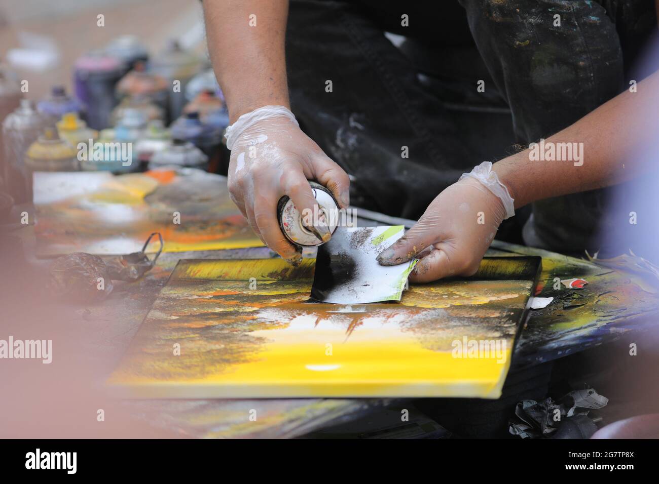 Artiste de rue pendant le festival d'avignon 2021 qui est le plus important  théâtre et spectacle en direct dans le monde, par le nombre de creati Photo  Stock - Alamy