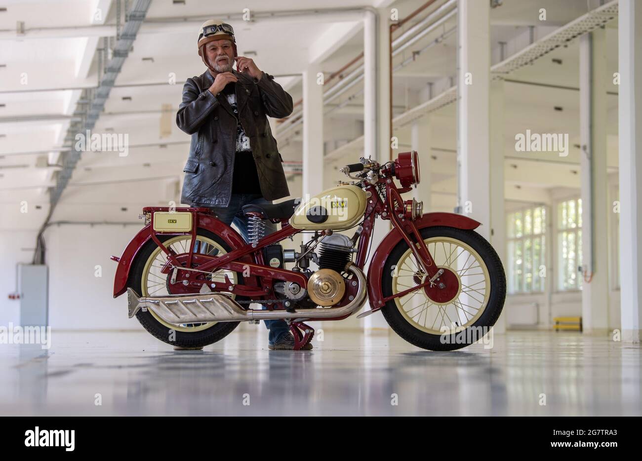 Zschopau, Allemagne. Juillet 16 2021 : Frieder Bach, expert DKW, se rend dans les anciens halls de production DKW et MZ de Zschopau pour voir un DKW Luxus 500 qui a été déployé ici à la fin des années 1920. Pour marquer le 100e anniversaire de la production de motos à Zschopau en 2022, Bach travaille sur un nouveau travail standard sur toutes les motos de la série DKW. La première moto a été lancée sur la chaîne de production ici en 1922. Depuis aujourd'hui, Zschopau a porté le titre de "ville de Motorcycle". Credit: dpa Picture Alliance/Alay Live News Banque D'Images