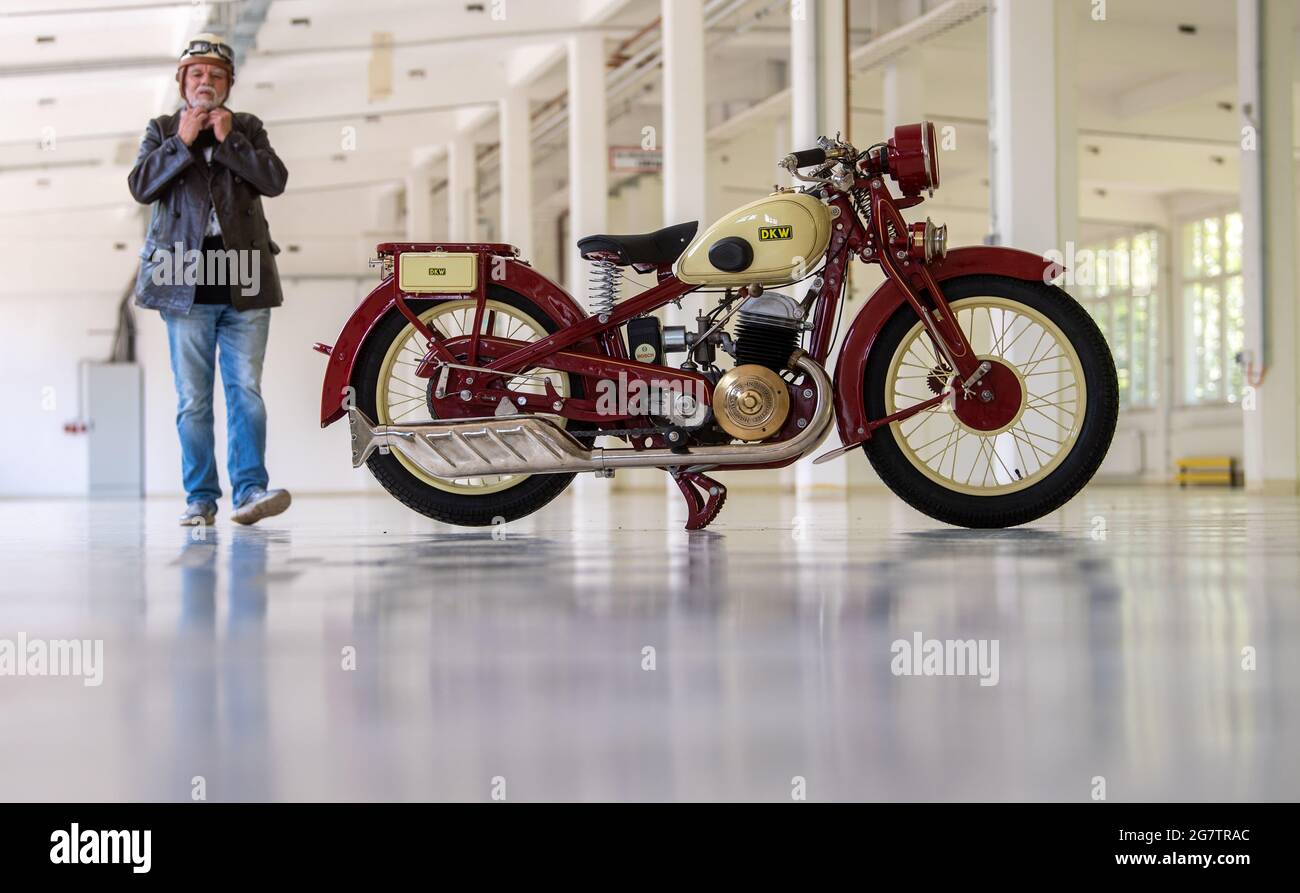 Zschopau, Allemagne. Juillet 16 2021 : Frieder Bach, expert DKW, se rend dans les anciens halls de production DKW et MZ de Zschopau pour voir un DKW Luxus 500 qui a été déployé ici à la fin des années 1920. Pour marquer le 100e anniversaire de la production de motos à Zschopau en 2022, Bach travaille sur un nouveau travail standard sur toutes les motos de la série DKW. La première moto a été lancée sur la chaîne de production ici en 1922. Depuis aujourd'hui, Zschopau a porté le titre de "ville de Motorcycle". Credit: dpa Picture Alliance/Alay Live News Banque D'Images