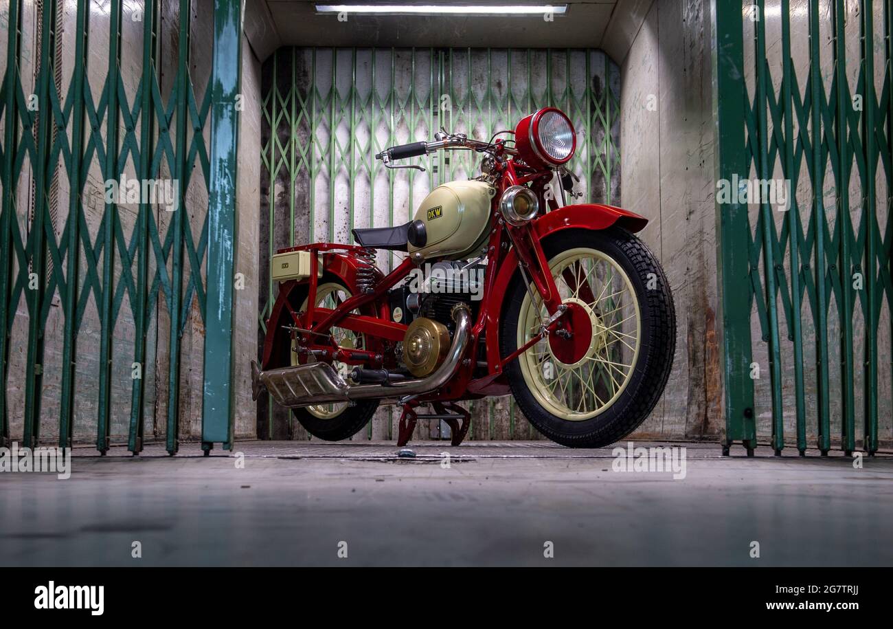 Zschopau, Allemagne. Juillet 16 2021 : un DKW Luxus 500 se trouve dans un ascenseur dans les anciens halls de production de DKW et MZ à Zschopau, où il a été déployé à la fin des années 1920. Pour marquer le 100e anniversaire de la production de motocyclettes à Zschopau en 2022, une nouvelle norme de travail sera publiée sur toutes les motocyclettes de la série DKW. La première moto a été lancée sur la chaîne de production ici en 1922. À ce jour, Zschopau porte le titre de « ville de Motorcycle ». Il est destiné à rappeler les temps glorieux de la production de moto, mais aussi les grands succès dans la course de moto. Crédit : dpa Banque D'Images
