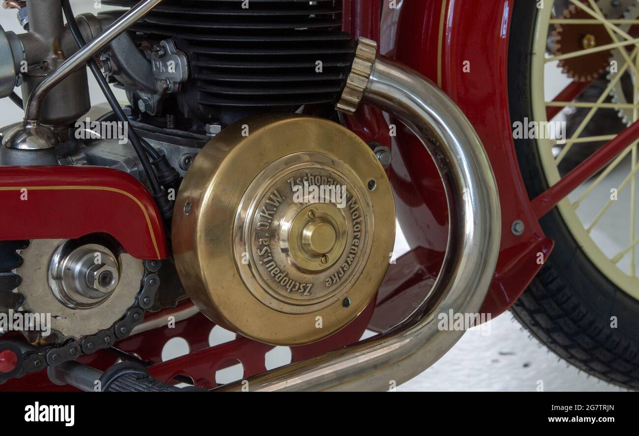 Zschopau, Allemagne. Juillet 16 2021 : un DKW Luxus 500 se trouve dans les anciens halls de production de DKW et MZ à Zschopau, où il a été déployé à la fin des années 1920. Pour marquer le 100e anniversaire de la production de motocyclettes à Zschopau en 2022, une nouvelle norme de travail sera publiée sur toutes les motocyclettes de la série DKW. La première moto a été lancée sur la chaîne de production ici en 1922. À ce jour, Zschopau porte le titre de « ville de Motorcycle ». Il est destiné à rappeler les temps glorieux de la production de moto, mais aussi les grands succès dans la course de moto. Crédit : image dpa al Banque D'Images