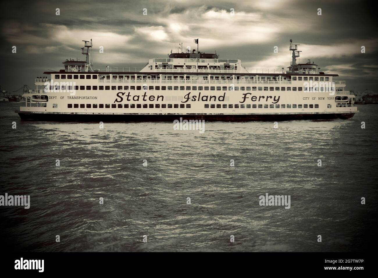 Le Staten Island Ferry quitte son quai à Lower Manhattan, New York. Angle de profil élevé du navire dans la rivière est. Banque D'Images