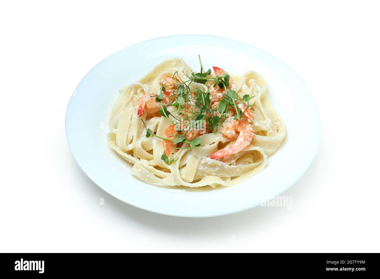 Assiette de pâtes de crevettes isolées sur fond blanc Banque D'Images