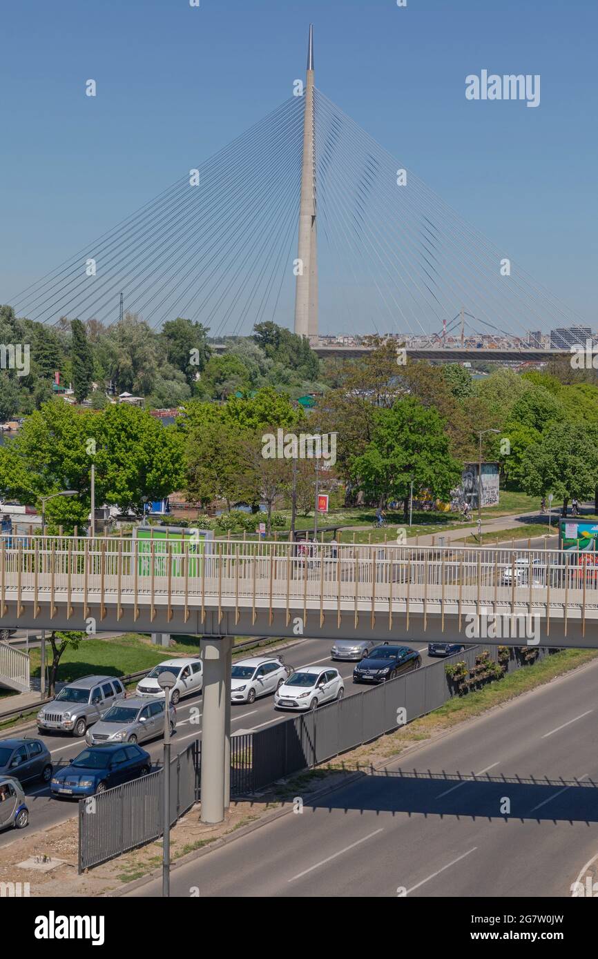 Belgrade, Serbie - 09 mai 2021 : passage piétonnier surélevé au-dessus de Traffic et du pont Ada à la Sunny Spring Day. Banque D'Images