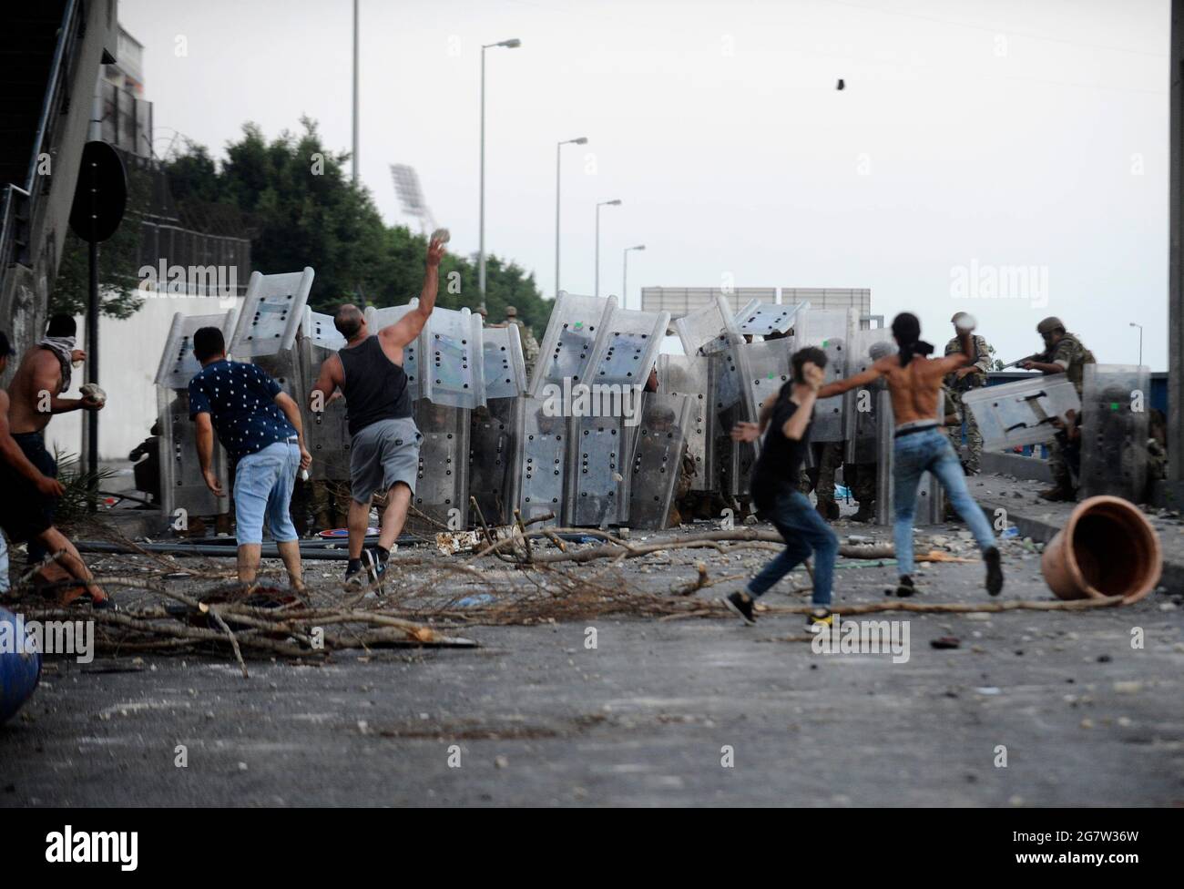 Beyrouth, Liban. 15 juillet 2021. Les manifestants jettent des pierres sur les membres de l'armée libanaise à Beyrouth, Liban, le 15 juillet 2021. Des manifestants se sont affrontés jeudi à Beyrouth avec des membres de l'armée libanaise, après que le Premier ministre désigné Saad Hariri ait annoncé sa démission. Crédit: Mustafa Jamaleddin/Xinhua/Alamy Live News Banque D'Images