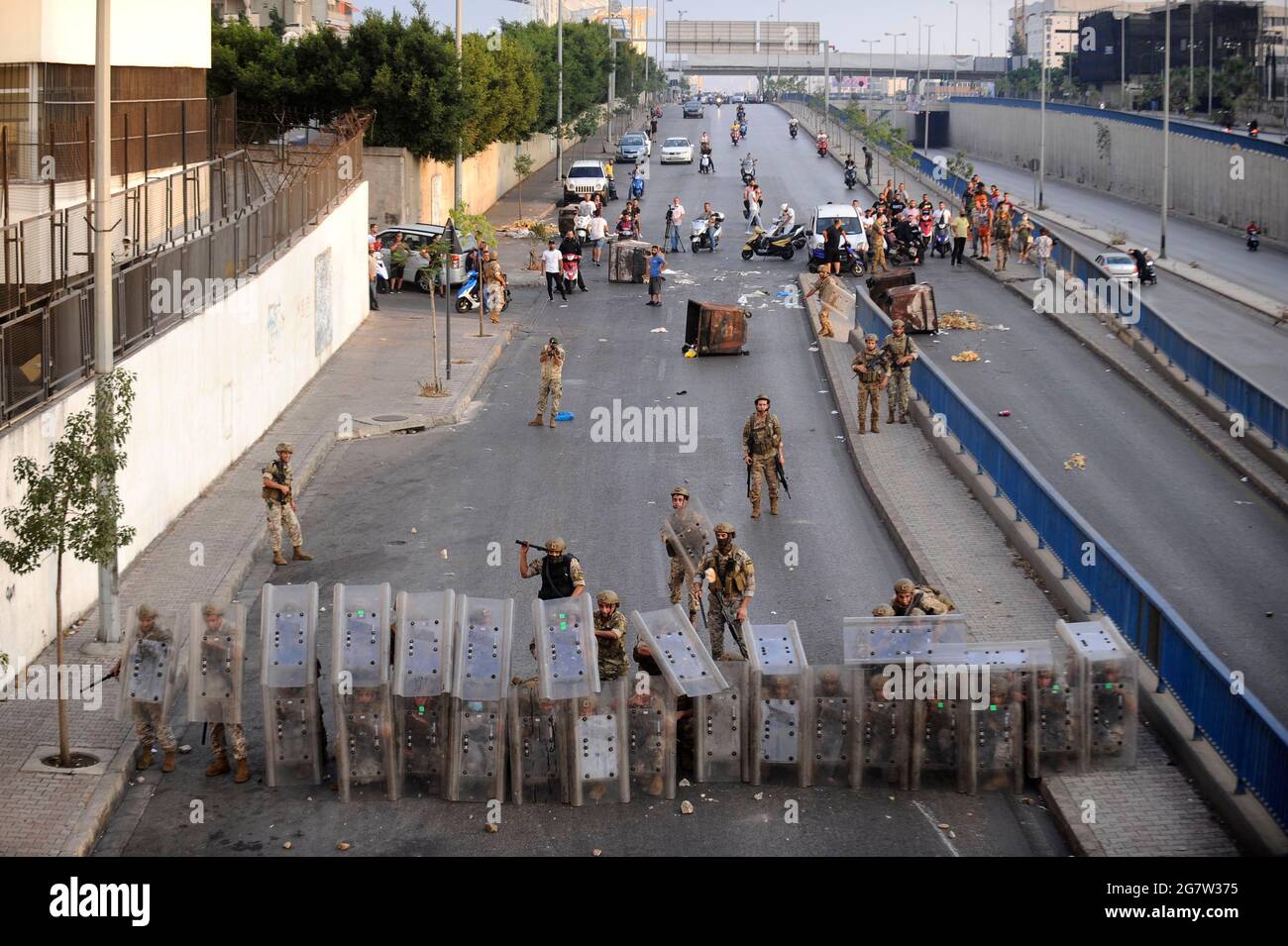 Beyrouth, Liban. 15 juillet 2021. Les membres de l'armée libanaise sont vus derrière leurs boucliers protecteurs à Beyrouth, au Liban, le 15 juillet 2021. Des manifestants se sont affrontés jeudi à Beyrouth avec des membres de l'armée libanaise, après que le Premier ministre désigné Saad Hariri ait annoncé sa démission. Crédit: Mustafa Jamaleddin/Xinhua/Alamy Live News Banque D'Images