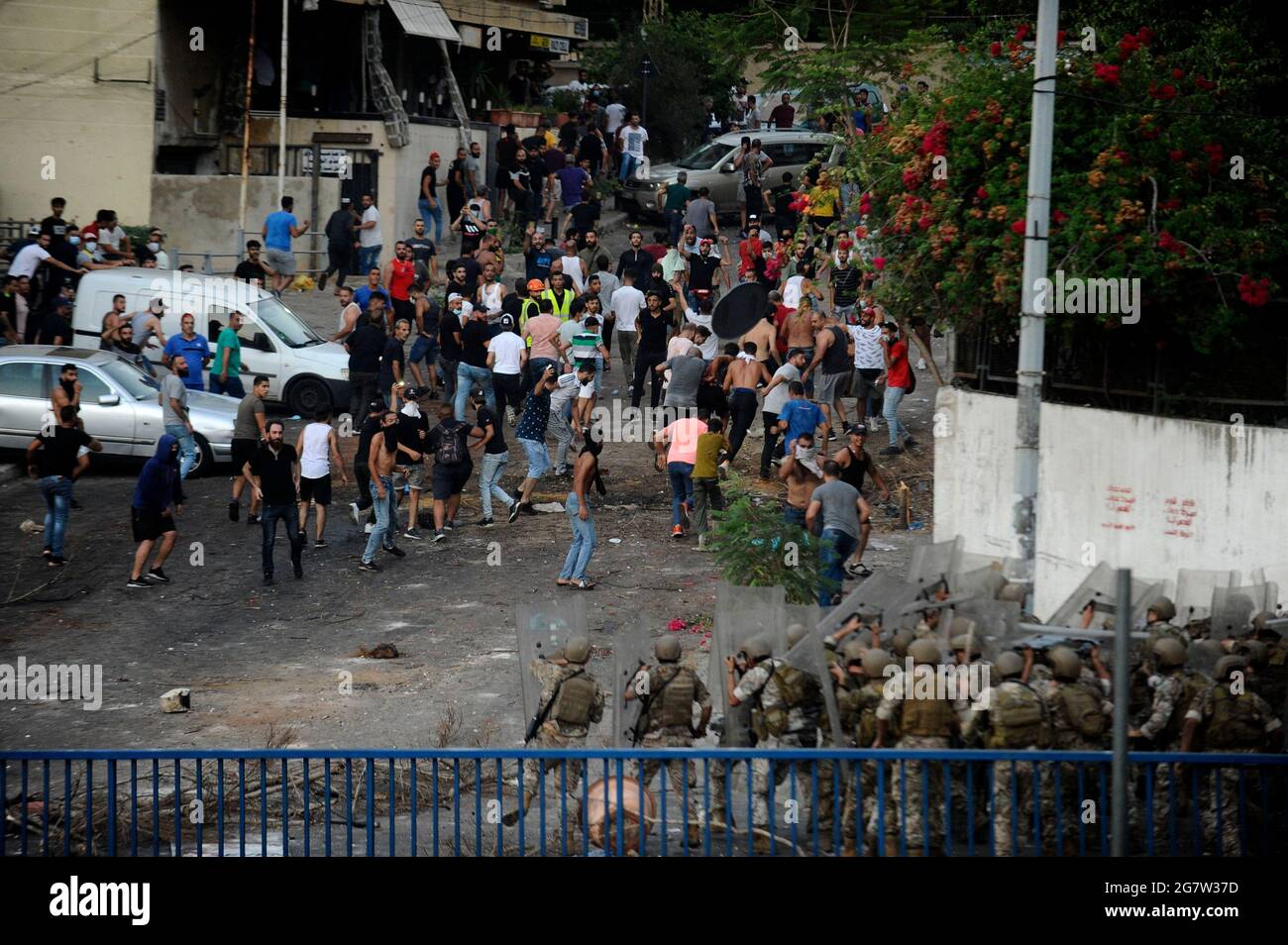 Beyrouth, Liban. 15 juillet 2021. Des manifestants et des membres de l'armée libanaise sont vus à Beyrouth, Liban, le 15 juillet 2021. Des manifestants se sont affrontés jeudi à Beyrouth avec des membres de l'armée libanaise, après que le Premier ministre désigné Saad Hariri ait annoncé sa démission. Crédit: Mustafa Jamaleddin/Xinhua/Alamy Live News Banque D'Images