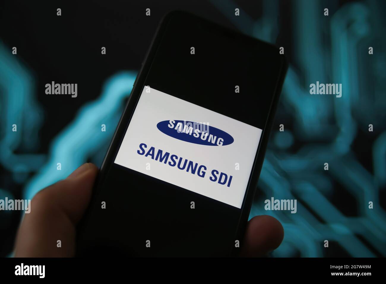 Viersen, Allemagne - mai 9. 2021: Gros plan de l'écran du téléphone avec le logo du fabricant de la batterie samsung sdi, bruit de fond du circuit de puissance flou Banque D'Images