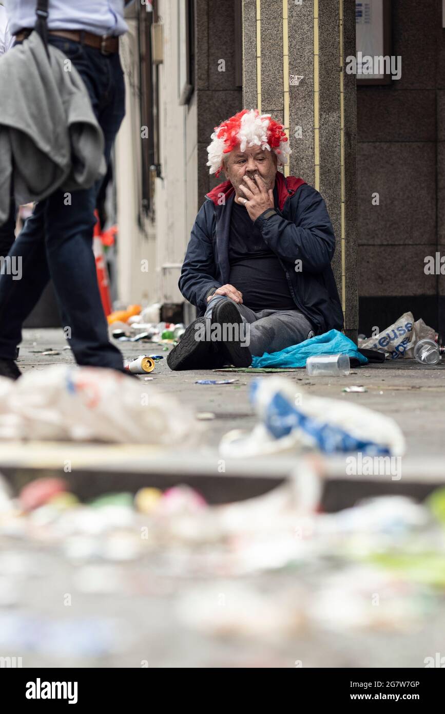 Un homme portant une perruque St George avant la finale de l'Euro 2020 entre l'Angleterre et l'Italie, Londres, 11 juillet 2021 Banque D'Images
