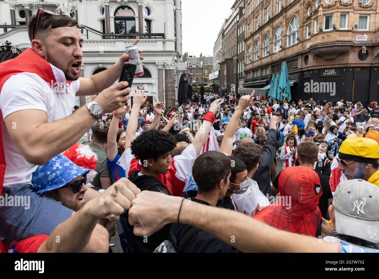 Une foule de fans de football anglais faisant la fête avant la finale de l'Euro 2020 de l'Angleterre contre l'Italie, Leicester Square, Londres, 11 juillet 2021 Banque D'Images