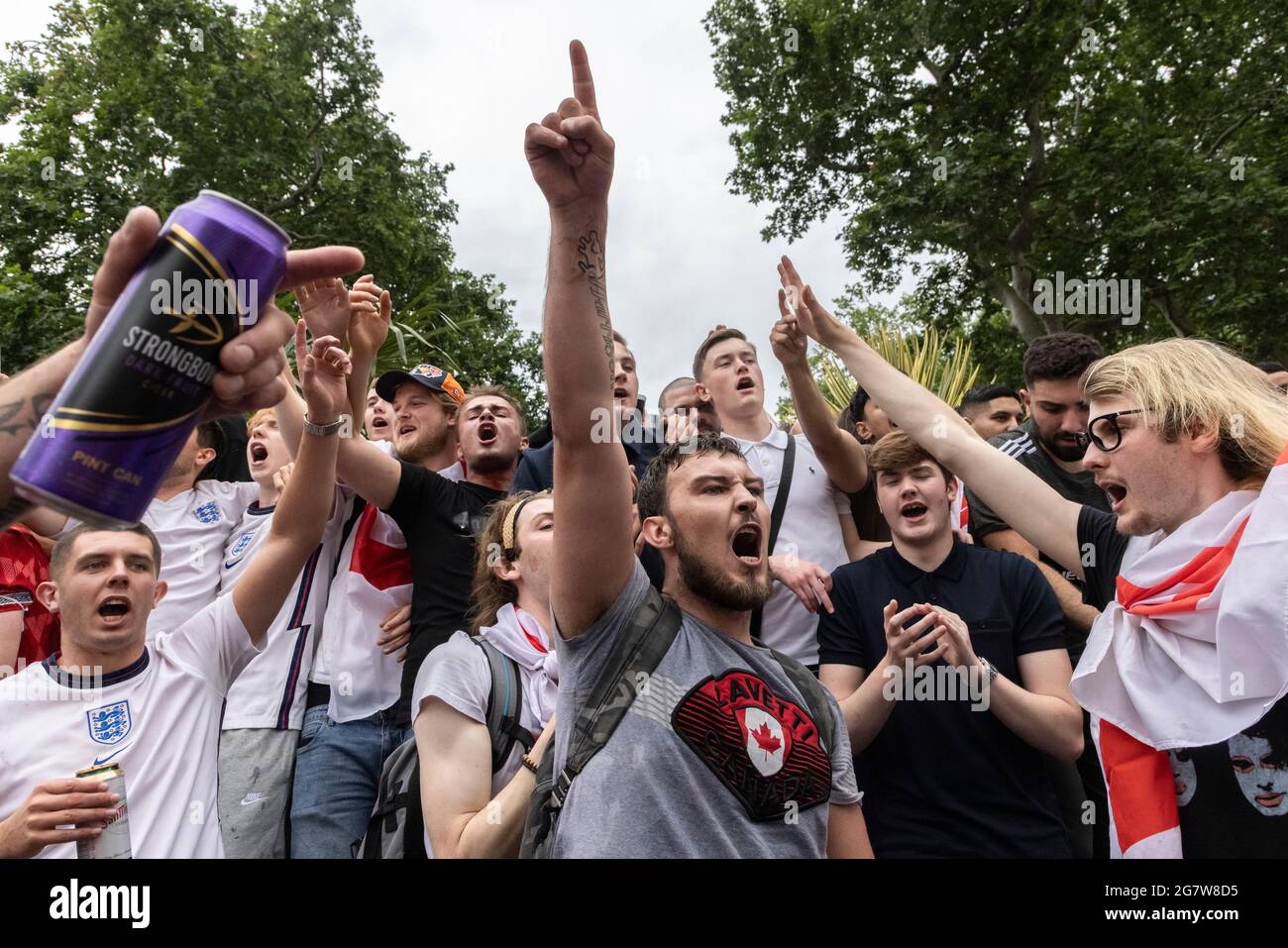 Une foule de fans de football anglais faisant la fête avant la finale de l'Euro 2020 de l'Angleterre contre l'Italie, Leicester Square, Londres, 11 juillet 2021 Banque D'Images