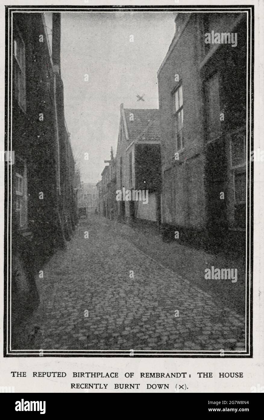 La maison marquée d'une croix est réputée pour être le lieu de naissance de Rembrandt van Rijn, bien que la maison où il vivait avec ses parents et ses frères et sœurs ait été transformée en une maison d'autocar dans une seconde époque. Photographié juste avant d'être entièrement démoli. Weddesteeg Leiden, pays-Bas. Banque D'Images