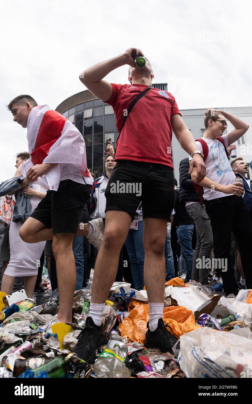 Les fans de football anglais se tenant au milieu des décoms avant la finale euro 2020 de l'Angleterre contre l'Italie, Leicester Square, Londres, 11 juillet 2021 Banque D'Images