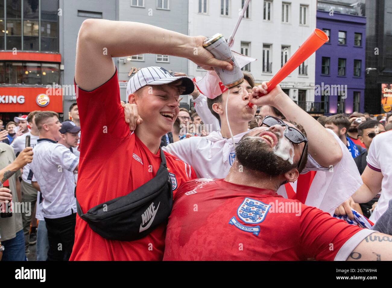Les fans de football anglais versent de la bière avant l'Angleterre contre l'Italie Euro 2020 final, Leicester Square, Londres, 11 juillet 2021 Banque D'Images