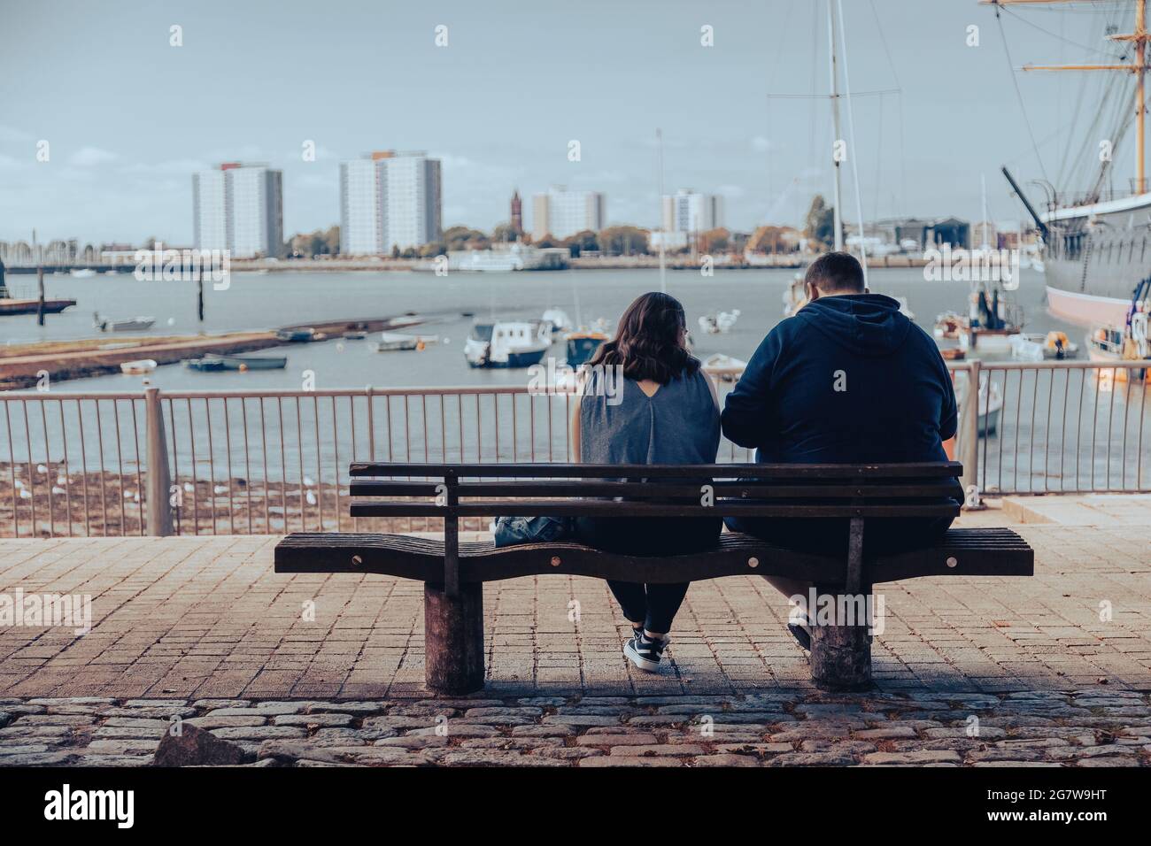 Un couple assis sur un banc ensemble au bord de la mer Banque D'Images