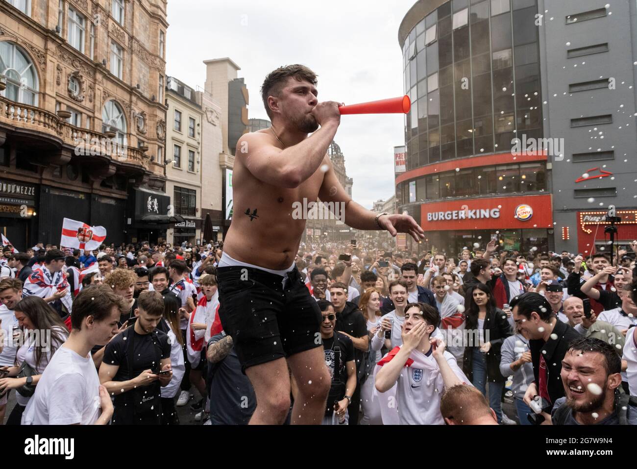 Un fan de football anglais souffle le klaxon sur la foule avant l'Angleterre contre l'Italie Euro 2020 final, Leicester Square, Londres, 11 juillet 2021 Banque D'Images