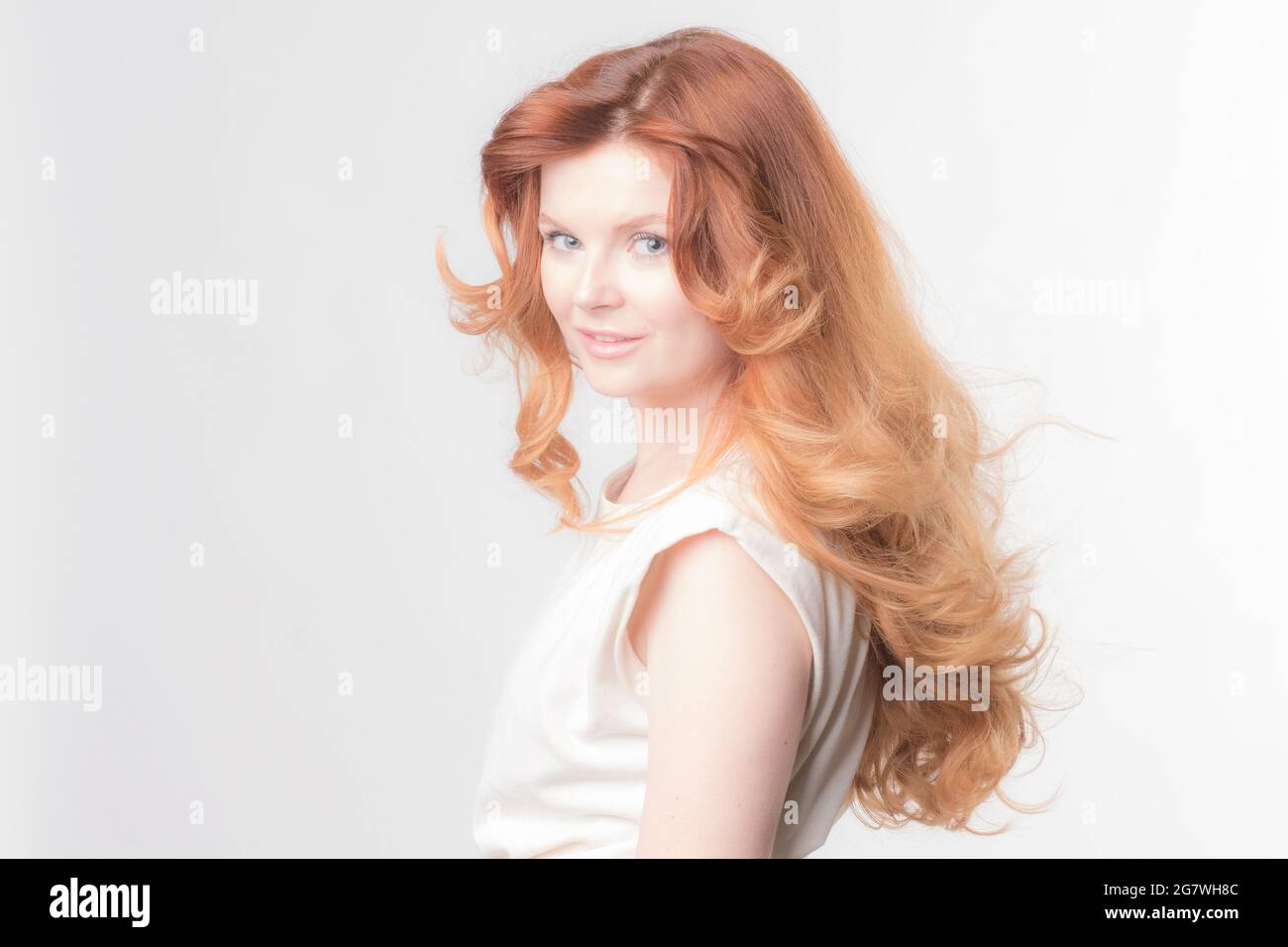 Ginger femme posin comme modèle en studio. Gros plan portrait. Banque D'Images