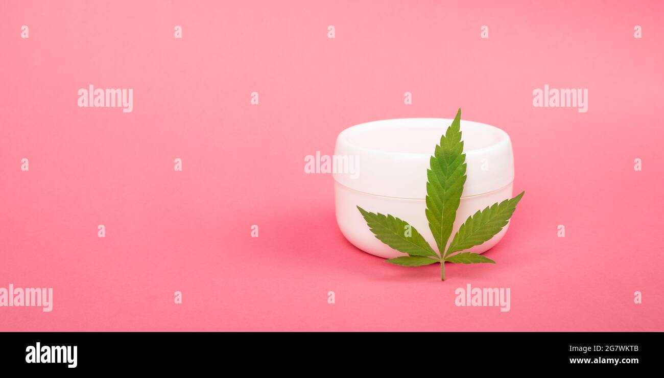 crème cosmétique pour les soins de la peau et feuille de marijuana verte. Banque D'Images