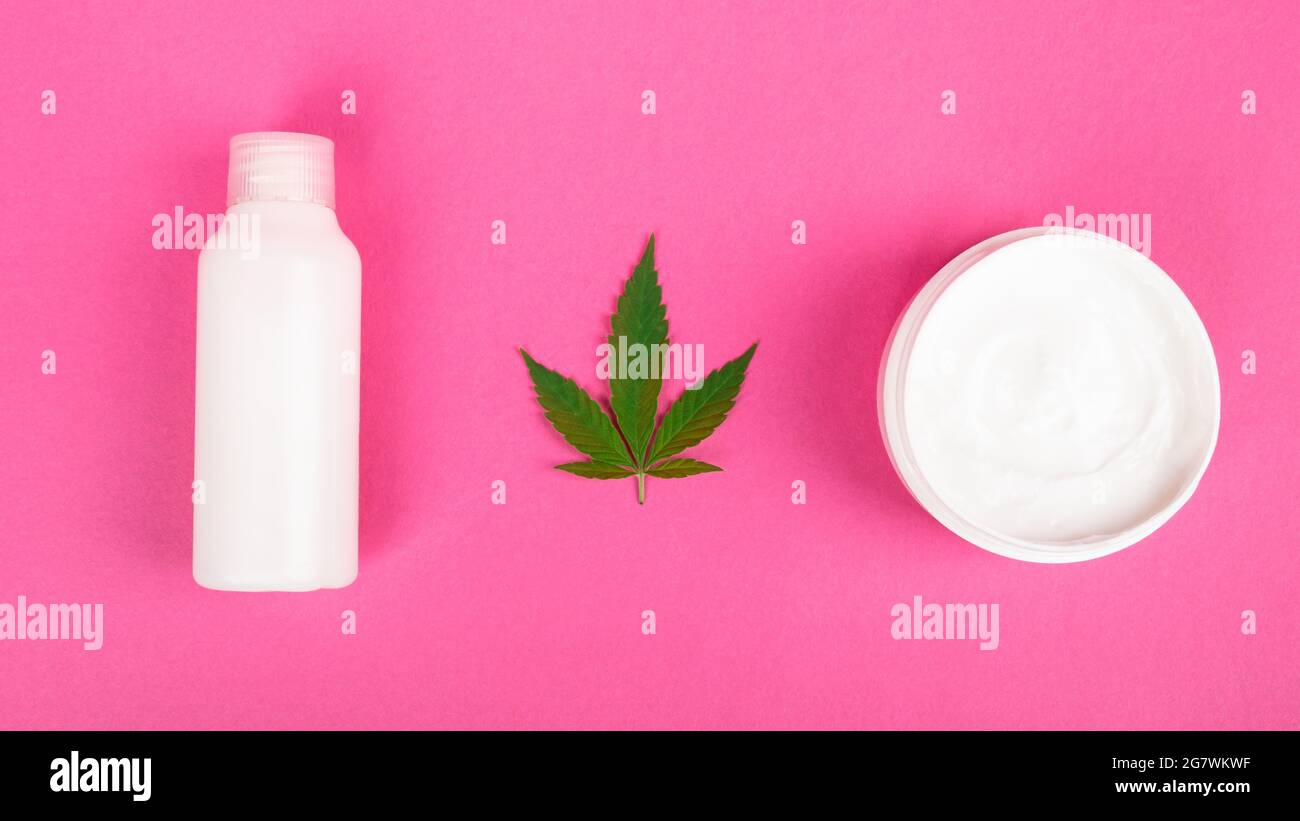 cosmétiques de chanvre sur fond rose, beauté et soins de la peau. Banque D'Images