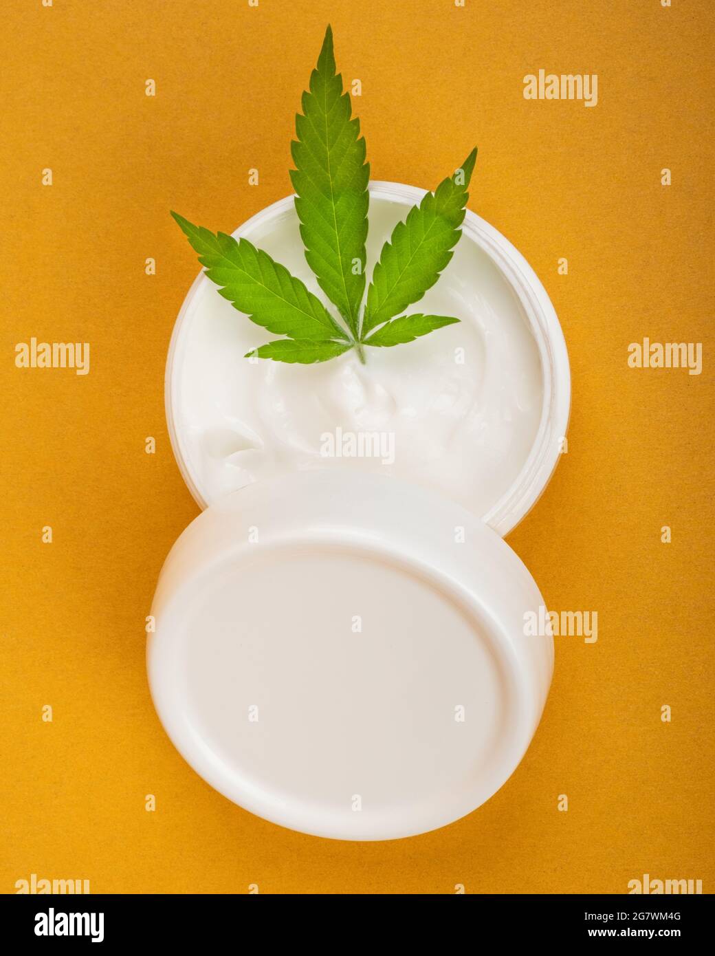 crème de soin de la peau de beauté avec du cannabis, des cosmétiques de marijuana sur fond jaune. Banque D'Images