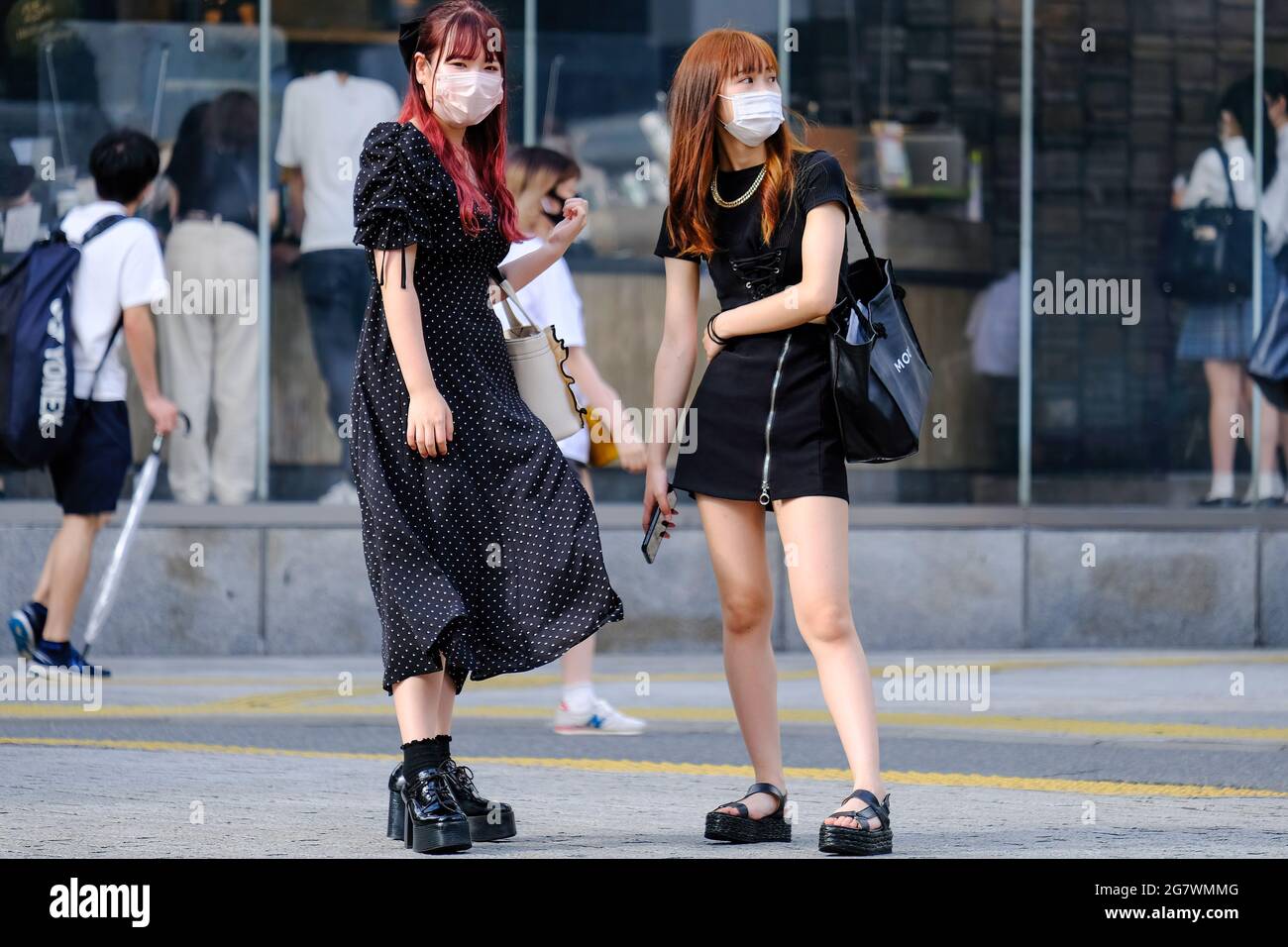 Tokyo, Japon. 15 juillet 2021. Les femmes portant des masques de visage comme mesure préventive contre la propagation de Covid-19 vu au Shibuya Crossing à Tokyo. (Photo de James Matsumoto/SOPA Images/Sipa USA) crédit: SIPA US/Alay Live News Banque D'Images