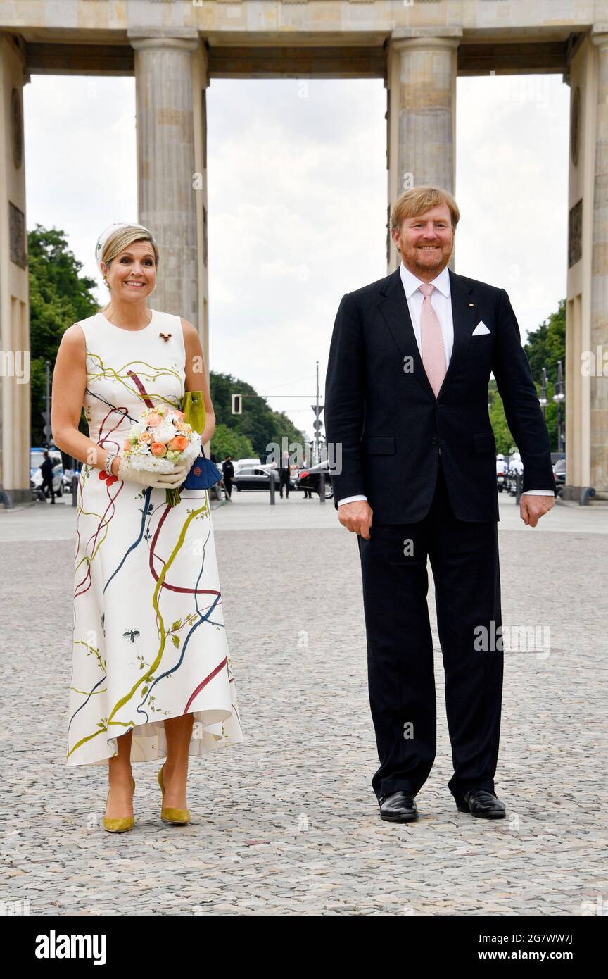 La reine Maxima et le roi Willem-Alexander des pays-Bas visitent le Brandenburger Tor le 5 juillet 2021 à Berlin, en Allemagne. Banque D'Images