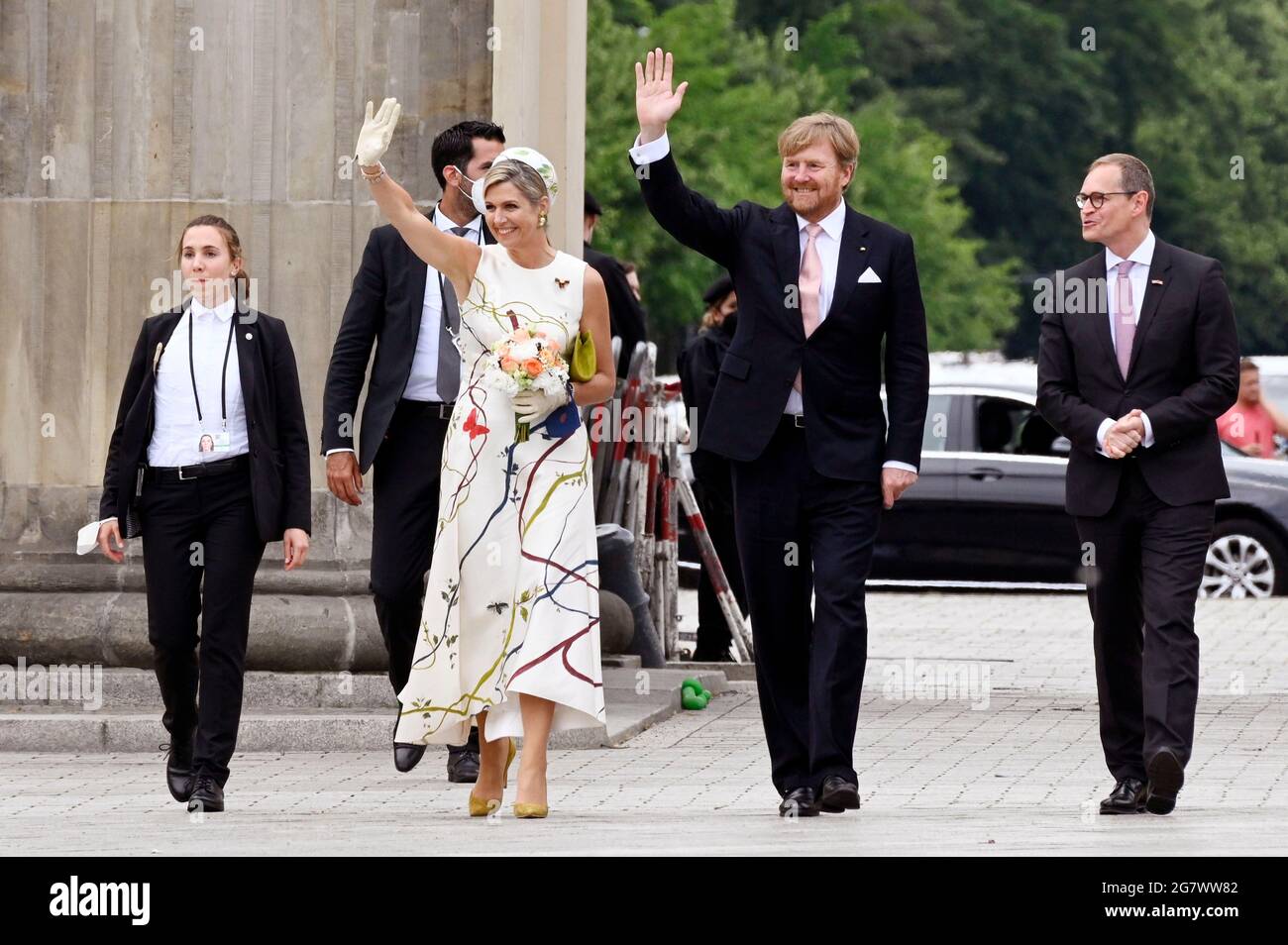 La reine Maxima, le roi Willem-Alexander des pays-Bas et Michael Mueller visitent le Brandenburger Tor le 5 juillet 2021 à Berlin, en Allemagne. Banque D'Images