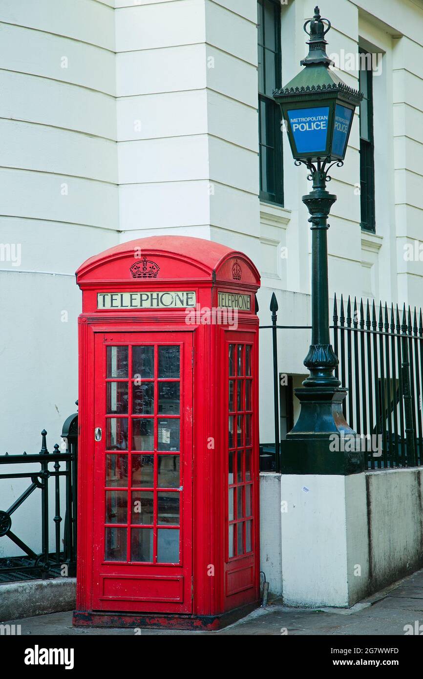Icônes du design britannique - le rouge et le bleu - boîte téléphonique et lanterne de police Banque D'Images