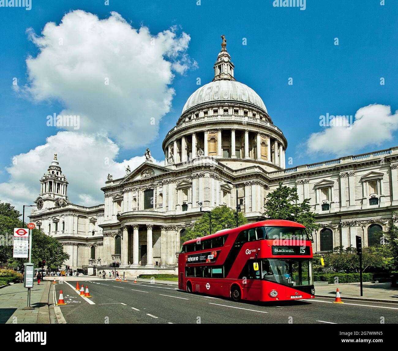 Cathédrale St Pauls et un bus de Londres Banque D'Images