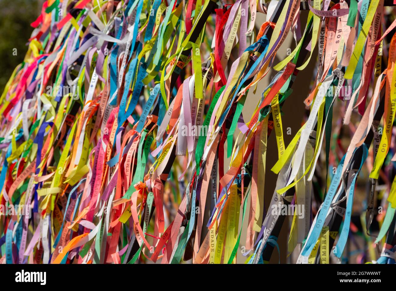 Une portion de rubans colorés en mémoire du Père éternel Divin de Trindade. Banque D'Images