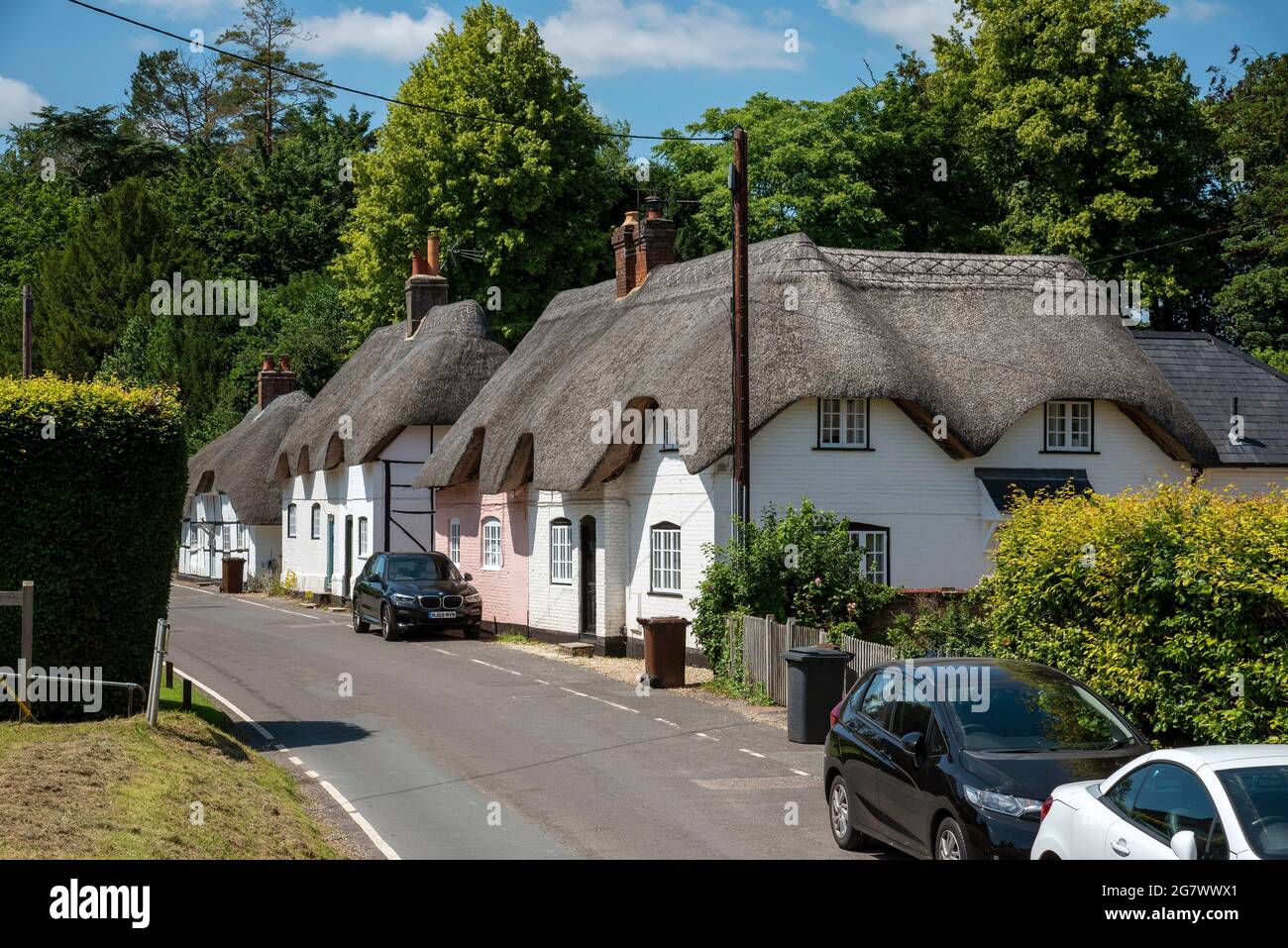 Micheldever, Winchester, Hampshire, Angleterre, Royaume-Uni. 2021. Pittoresque thatch cottages ligne une rue dans Micheldever un village dans Hampshire, Royaume-Uni. Banque D'Images