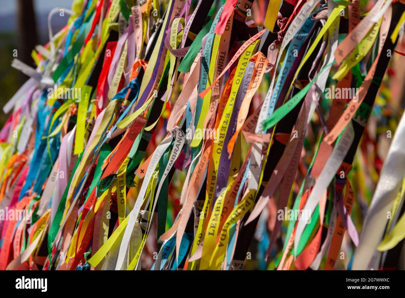 Une portion de rubans colorés en mémoire du Père éternel Divin de Trindade. Banque D'Images