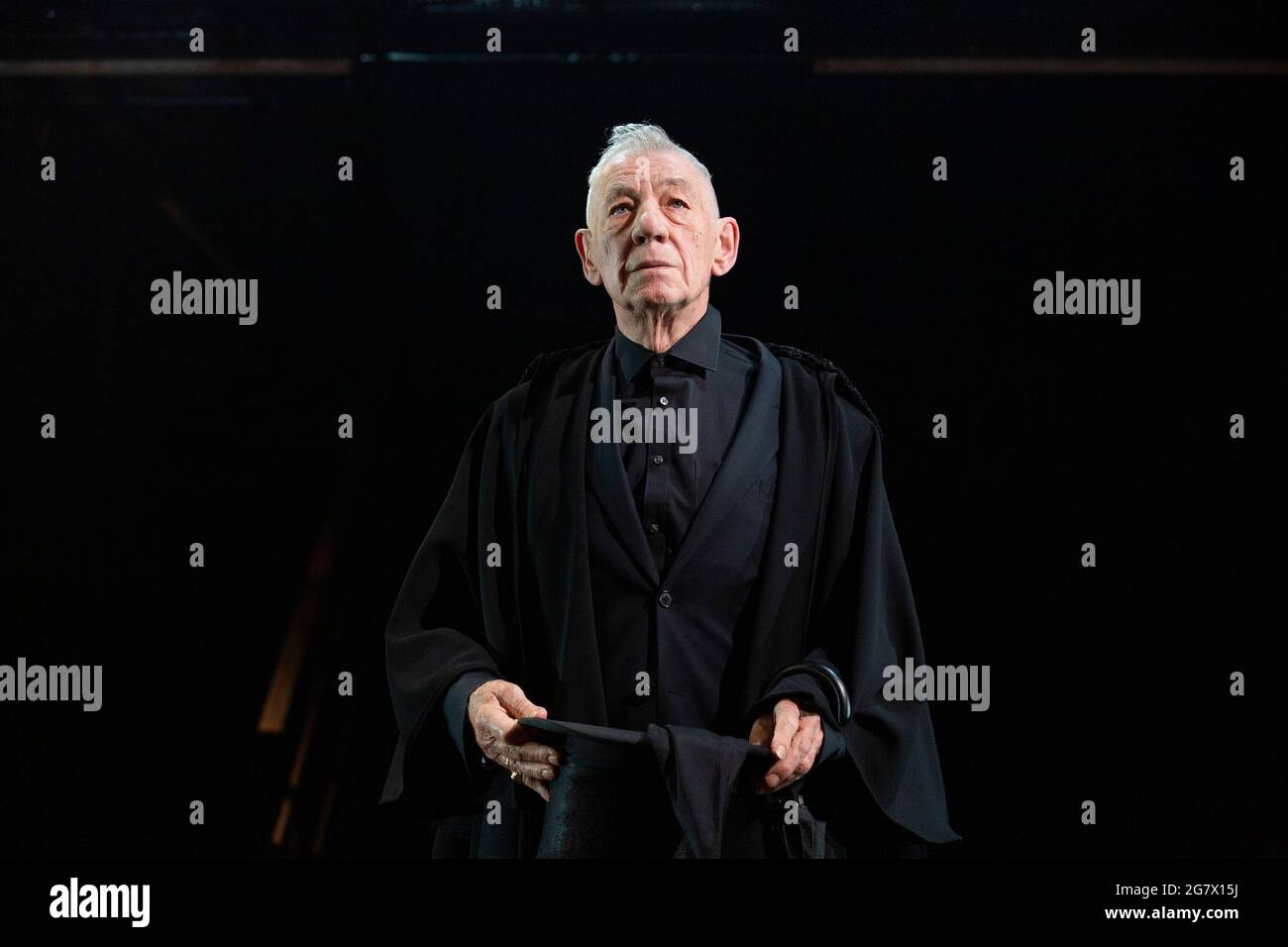 Ian McKellen comme Hamlet dans LE HAMEAU de Shakespeare ouverture au Théâtre Royal Windsor, Angleterre le 20/07/2021 set design: Lee Newby costumes: Loren Epstein perruques et maquillage: Susanna Peretz éclairage: Zoe Spurr réalisateur: Sean Mathias Banque D'Images